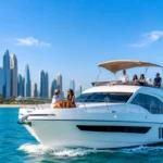 عرشه کشتی تفریحی رو به دریا