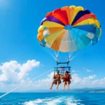 چتر پاراسل رنگارنگ بر فراز دریا